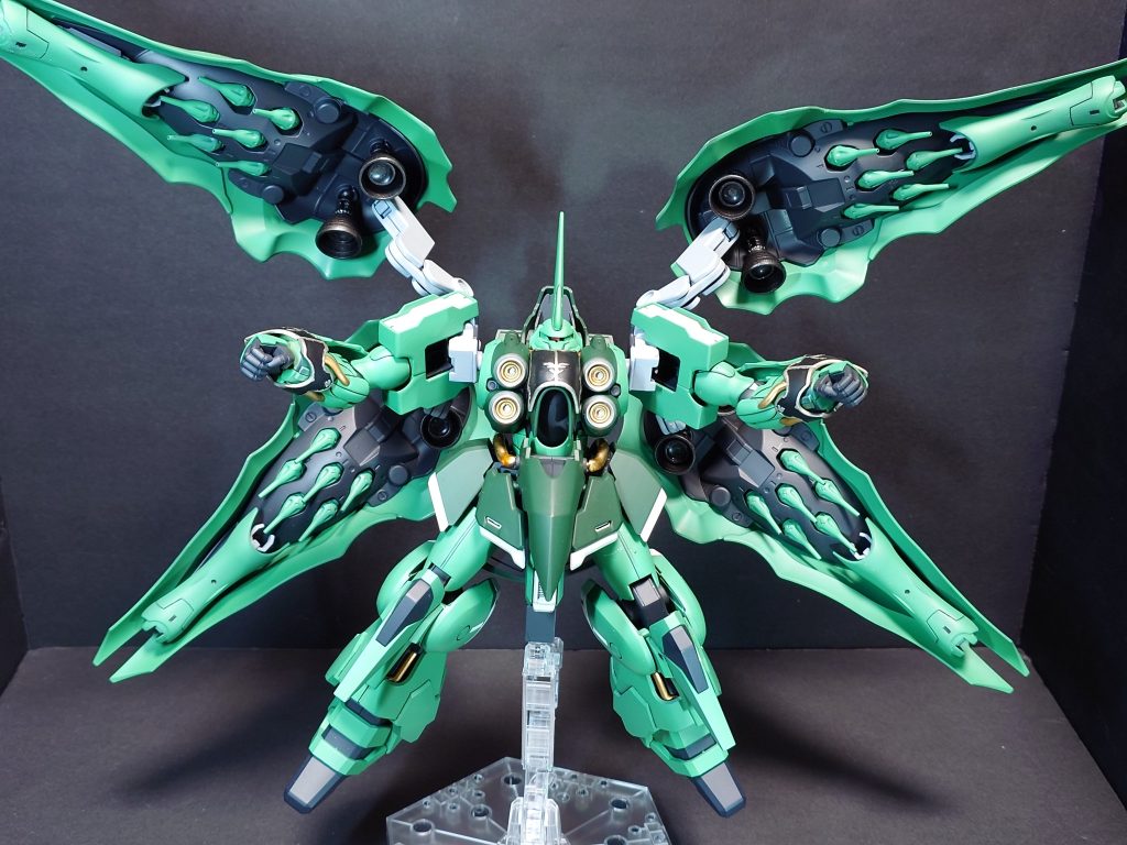 クシャトリヤのよく見るポーズメインのグリーン部とメガ粒子砲、パイプ部以外はカラーガイドを参考に塗りました。グリーン部に関してはガイド通りだとイメージと違うかったので手持ちの塗料でイメージ通りになるように調色しました。メガ粒子砲、パイプ部はシルバーとゴールドで塗装し、半光沢でコートしてます。キットとしては足回りの可動は違和感ないですが肩回りの可動は違和感ありまくりで自分に改造する技術はないのでこのまま行きました。