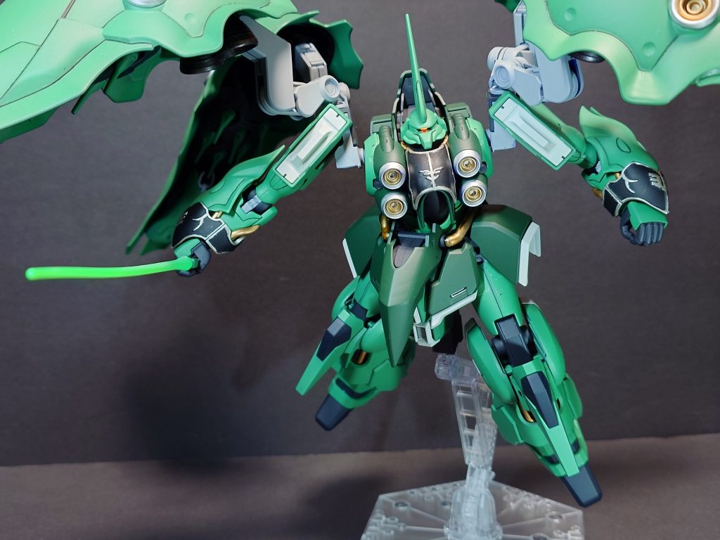 ビームサーベルでの切りかかりを意識しました。ポーズを変えようと思うと4枚羽を動かさないといけないのですがABS樹脂の上にアクリジョンで塗装しているので割れそうで心配でしたが撮影中は何とか持ちました(汗)ただ一か所だけABS部分が組立中に割れてしまったので修正してます。