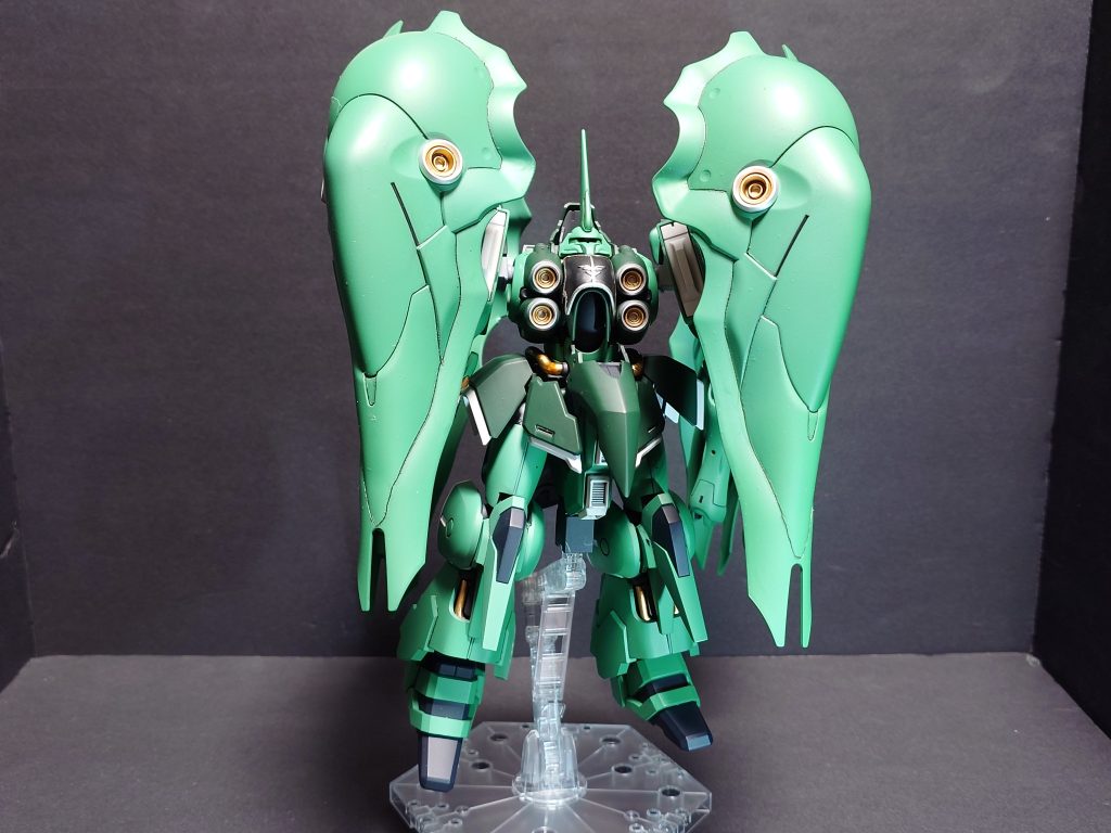 格納されている感じを意識しました。ネオジオン系のMSに言えますが装飾の部分の塗分けはめちゃくちゃ苦労しました。ただ写真写りではいい感じなのでよかったです。
