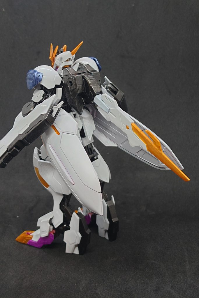 もっと攻撃性を上げたいなと思い、思い切ってアルケーガンダムのファングを付けてみました………流石にファング本体はありませんがね……Hahaha(*´ω｀*)