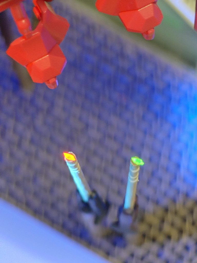 それと目のシールに蛍光塗料をちょい付けし、レジンで蓋をしてつやっとさせています。赤と緑を試して、今回は緑を採用しました。