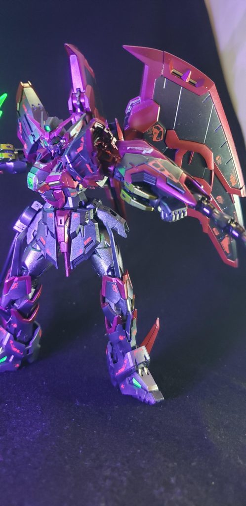 アシタのデカールのネオンレッドもブラックライトで発光するのがいい