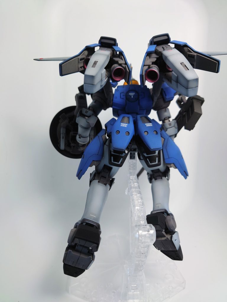 リアアーマーとバックバックを展開すると迫力があります。