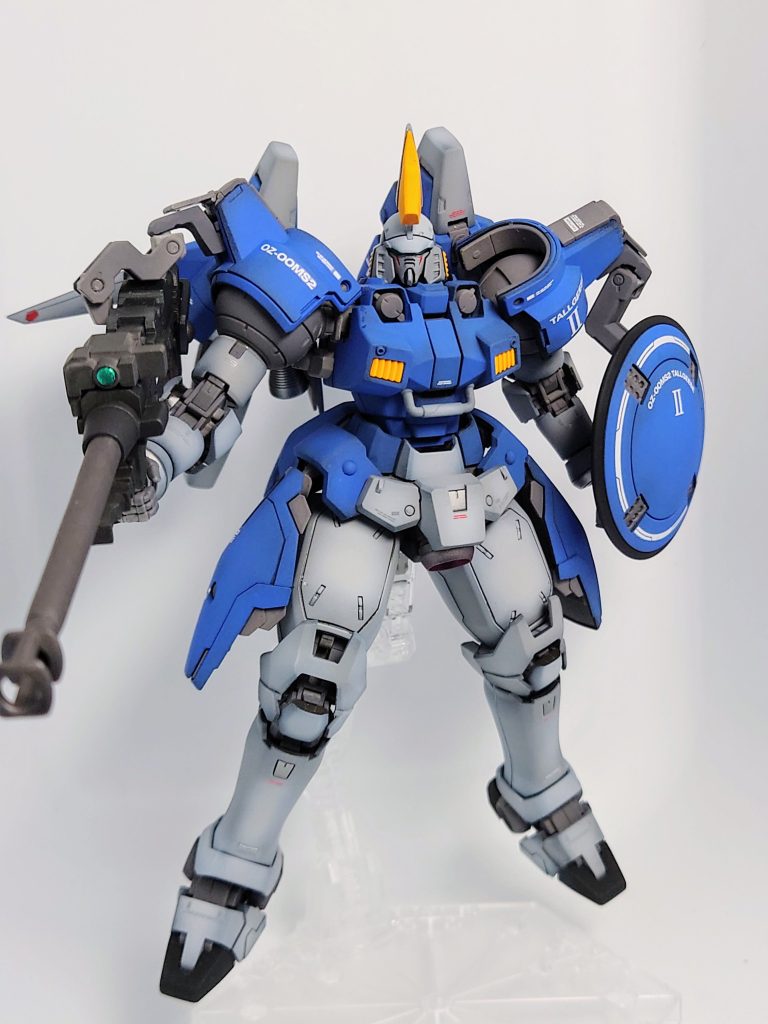 12年前のキットですが何もしなくてもカッコイイ。いじったのはリアアーマーとバックバックの丸モールドを別売りのリベットに置換えたのと、胸部ダクト上の丸パーツをメタルパーツに変えたぐらい。あとは肩に接続するアームの肉抜き穴とトサカ裏のすき間をパテで埋めてます。