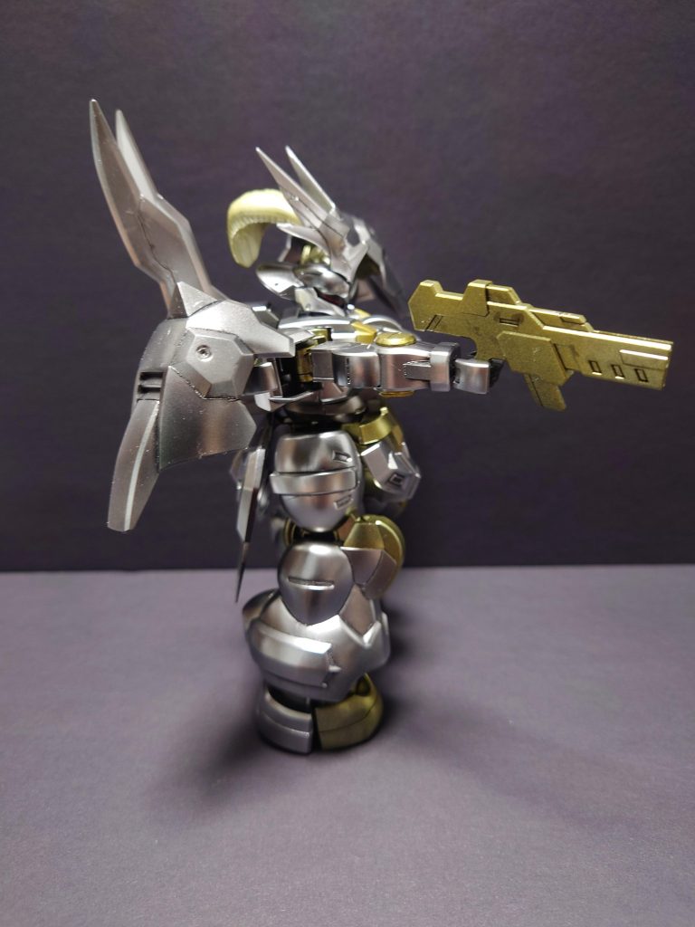 このディランザの頭の羽をみたときにこんなのシルバーに塗って鎧風にするしかないなとずっと思っていたので仕上がってとても満足です笑