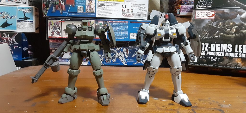 最後は開発元の機体、トールギスと。最近トールギスの頭部のフェイスパーツの奥がリーオーと同じで驚いてる人いるみたいですが、そもそもガンダムWの世界の一番最初に作られたモビルスーツがトールギスで、リーオーはトールギスを人が乗りやすいようデチューンした機体なんです。しかし旧キットのトールギスだとちょっと小さいな、設定だとリーオーのほうが小さい。以上ありがとうございました。