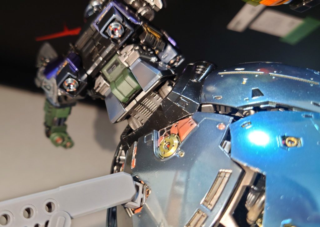 細かくバーニア点火部に赤とか色々筆塗りしてます