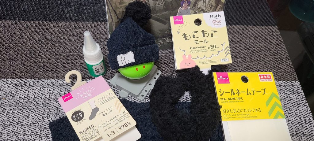 ニット帽はダイソーのもろもろから制作しました。ポメラニアンズのロゴはネームテープに手書きしました。スマホでロゴ画像を制作したいサイズに拡大表示して、スマホ画面にネームテープを載せて型取りや手書きしました（笑