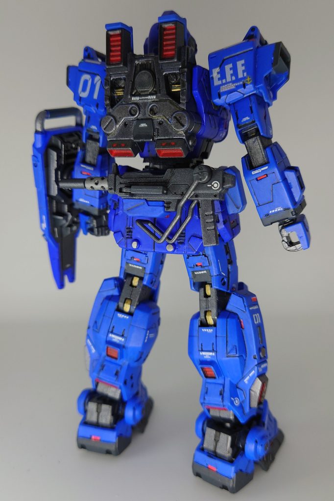 今回も磁石による腰部分に銃をマウント出来る様に改造。ただ、今回は銃のストックが干渉し磁石が付かない為、仕方なく上の写真の様に折り曲げています。😅