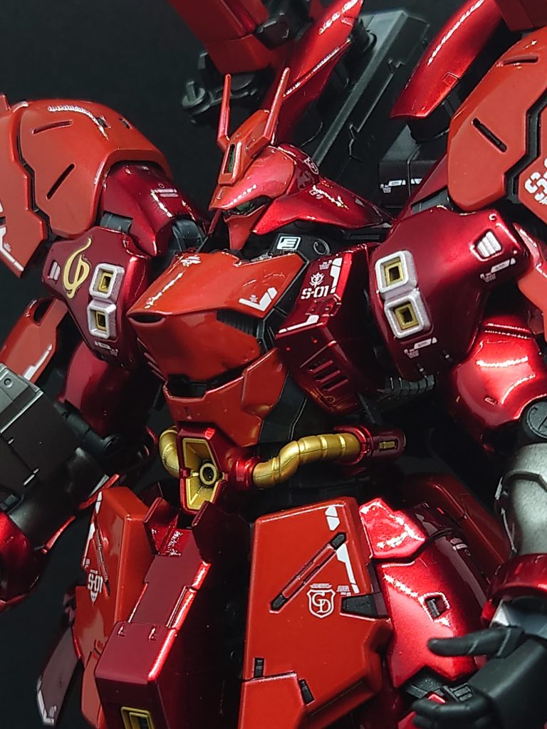 撮影スタジオのライトが綺麗に反射するぐらいにテカテカしてます✨お目々とセンサーは最近発売されたベルベットカラーのメタリックグリーンを使い、トップコートにGGXのクリアーを使ってます。右肩部のマークは付属のシールを使いました。