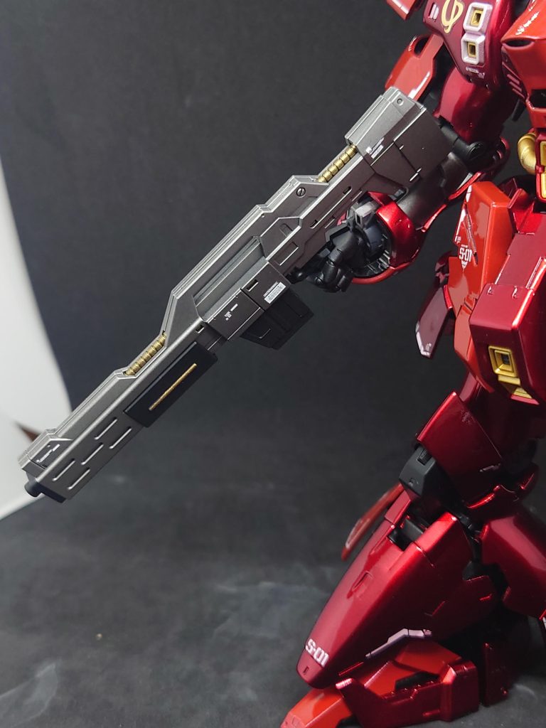 ビーム・ショット・ライフル。本体をプレミアムメッキシルバーで塗装ケーブルはスターブライトゴールドコッキング部分はブラック線?らしきカ所はスターブライトゴールドで塗り分けしてます。トップコートはGGXのフラットクリアーを使用。