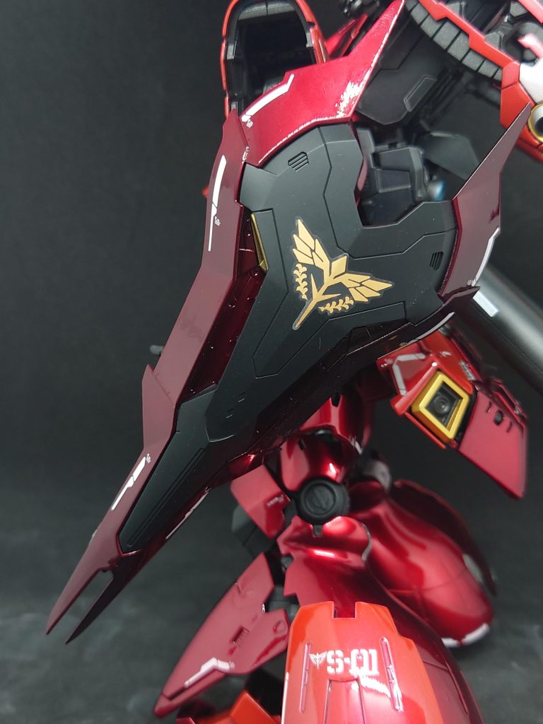 シールドマークは付属のシールそれ以外は水転写デカールを使用してます。黒はサフのEVOブラック、ダクトはスターブライトゴールド、レッドの部分はプレミアムメッキシルバーにガイアノーツのクリアーレッドを2回塗布し、暗めに仕上げてます。