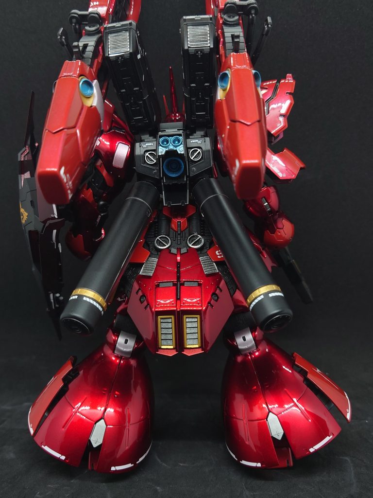 バックショットシールドが重いので傾いてますね…本体のスラスターは全てプレミアムメッキシルバーその上から水性のクリアーブルーを塗装、トップコートにGGXのフラットクリアーを塗装しました。タンクは簡易的ですが、ネジ?っぽいカ所をスターブライトゴールドで塗り分けました。ちょいちょいシルバーのか所が見えますが、これ塗り忘れではなく、色変えで発生する情報量の増加を狙ってます。ダクト類はスターブライトシルバーで塗装してます。