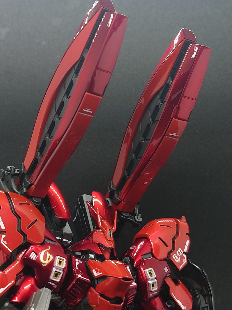 ホーンファンネルの砲身。本体が反射して見えるぐらいテッカテカですね✨ホーンファンネルに使ったデカールは以前投稿したMGジェスタに使用したデカールの余りを使ってます。