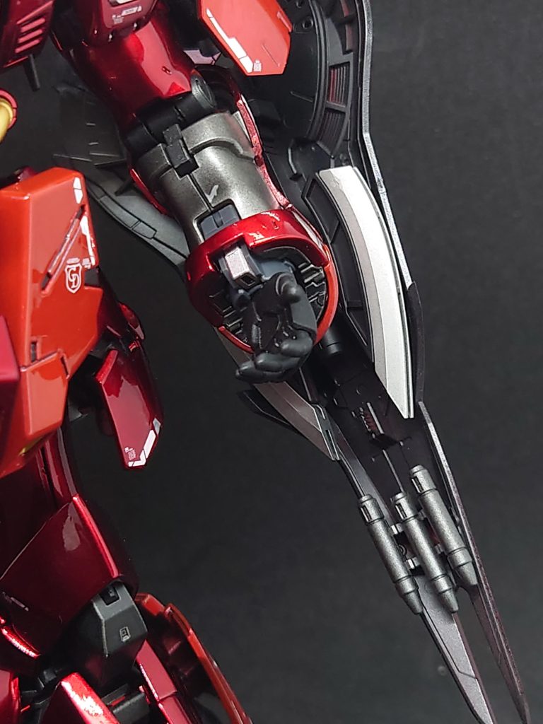 左腕部+シールドの内側腕部の一部分ですが、組み上げの最中に剥がれちゃいました(gundam-kao8)それはさておき、ビームサーベル持ち手はシルバーで塗装してます。尚、サーベル本体は登場しないので悪しからず…腕部はブラックの上にプレミアムメッキシルバーその後にGGXのUVフラットクリアーを使用。てっきり白くなるかなと思ってましたが、望んだ暗めに仕上がったのは驚きでした。