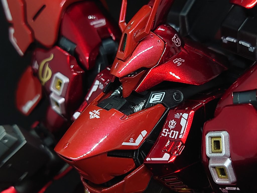 胸部のパイプをシルバーで筆塗りしてます。肩部のダクトは外はスターブライトシルバー中はスターブライトゴールドトップコートはお約束のGGXのUVフラットクリアーで仕上げてます。