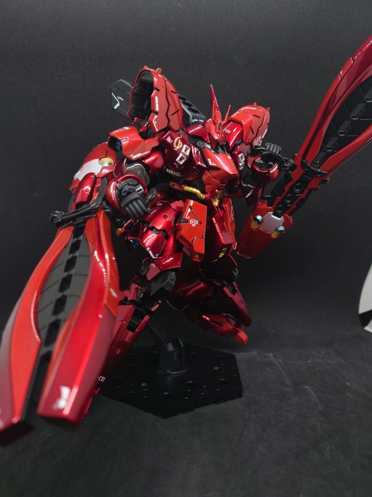 ダブル・ホーンファンネルを構えた状態。パチ組でこの姿を再現した時は「圧巻だわ」の1言でしたが、塗装すると更に味が増して良いモノに仕上がりました。ちなみに外すと左腕表面のキャンディ塗装が1部剥がれてました(gundam-kao5)