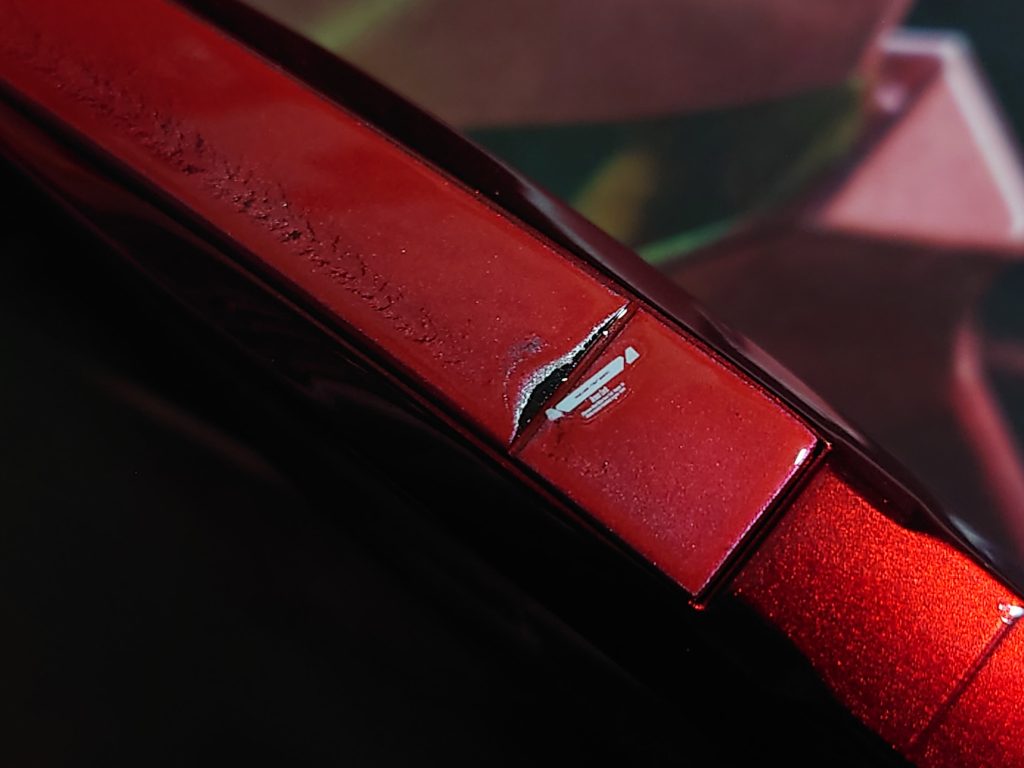 さてさてこのぐらいにして1つお勉強を…。今回お試しでやりましたが“水性塗料の上に油性のクリアーはいけるか!?”ですが、大丈夫な反面、ダメだった事も判明。しっかりと乾燥を行えば大丈夫。しかし、生乾きの状態や乾燥が甘い状態、更に油性塗料を一気に塗布し過ぎると写真みたいに水性塗料が溶けて削れたようになります。 併用する際は気をつけましょうね(gundam-kao8)