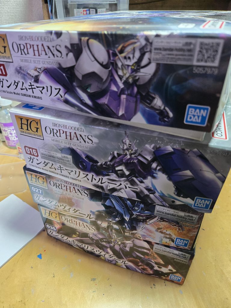 最小限の改修にしようとか思ってたのにいろいろやりたくなって時間は過ぎ。ウェザリングはこんなに大変だと思いませんでした。仕上がりは気に入ってます!キマリス系のガンプラ集まったので作っていこうと思います。