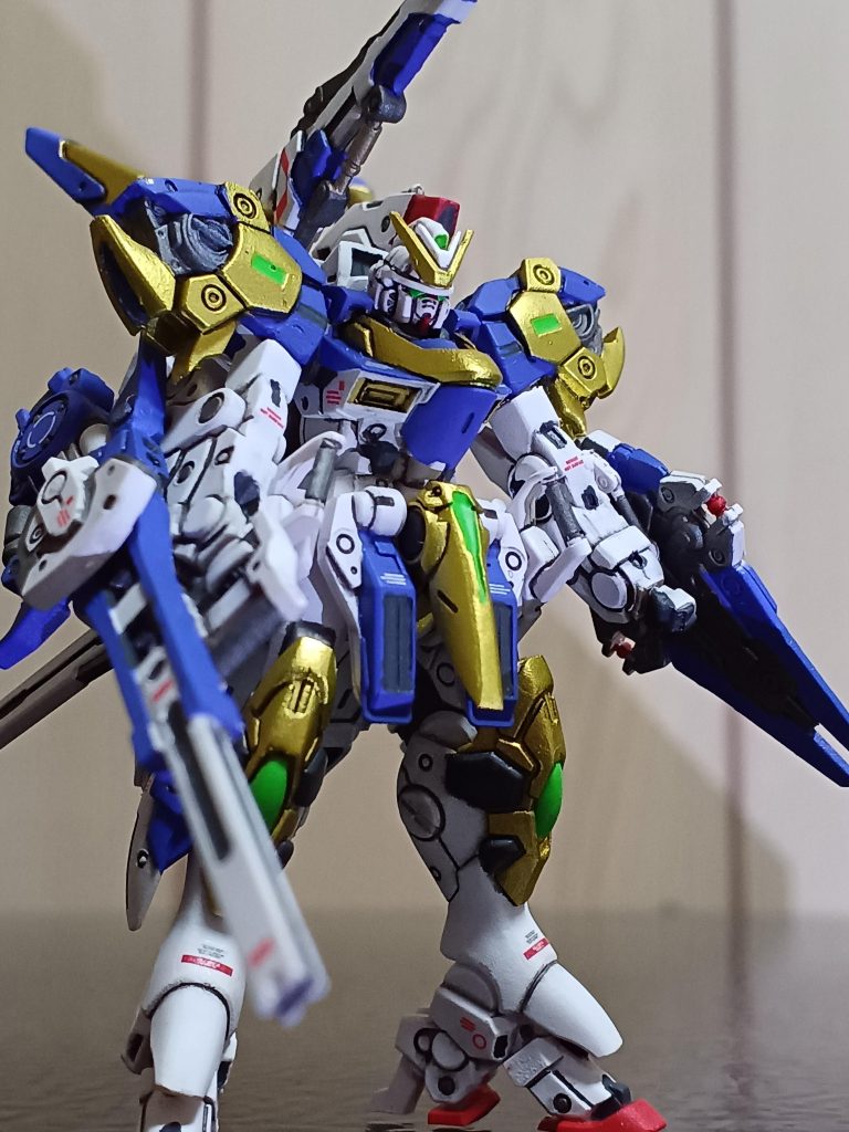 少し煽りからのショット。フルアーマーの悪夢再来でしたね(gundam-kao5)ツインアイの塗装難しすぎるので、次回以降はもう少し楽に塗装したい!第3弾のZとOOはお手柔らかに願いたいです(笑)