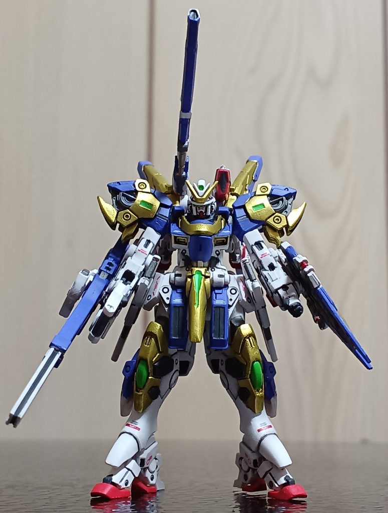 正面のショット。合わせめ消し、塗り分けがとても多くて苦労したキットでしたね(gundam-kao5)