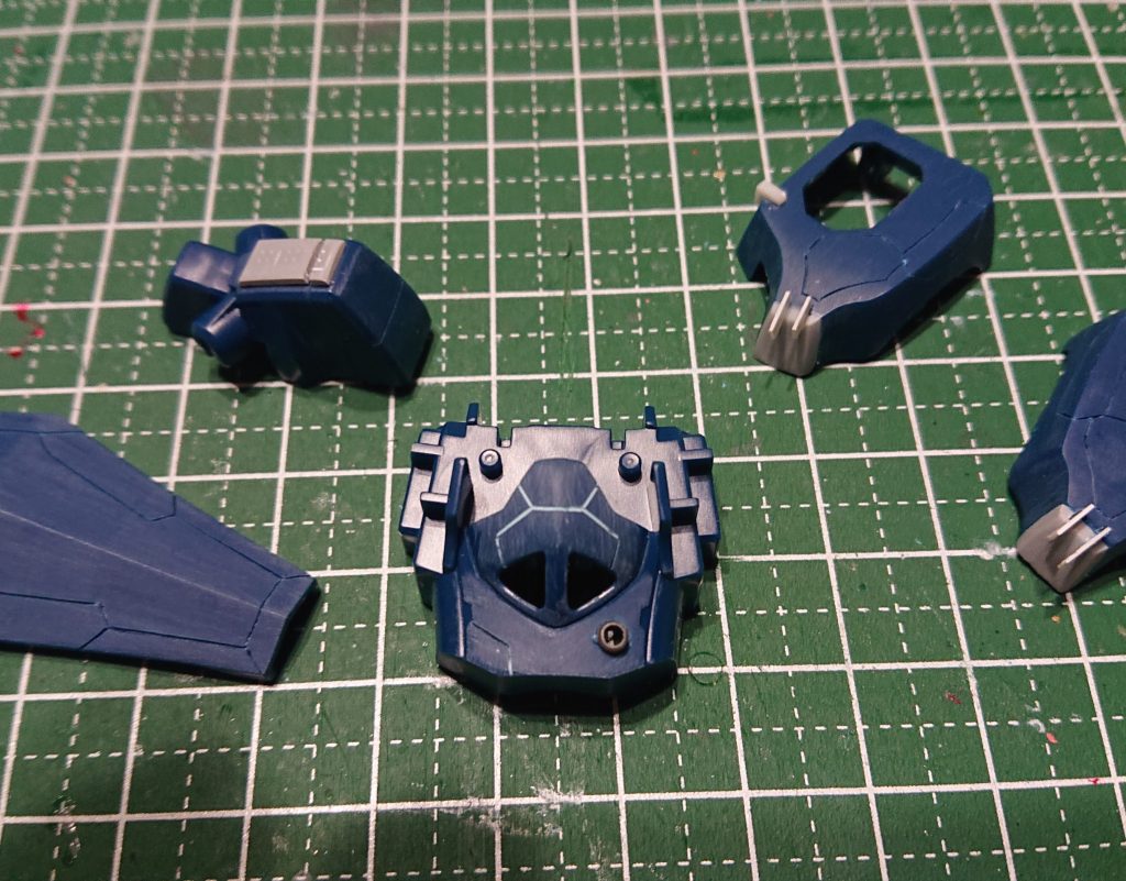 もとよりとてもカッコいい造形美なので、お邪魔にならない程度のスジ彫りやら、プラ板を貼って、多少のディテールアップ😊スジ彫りは苦行なので、最初の一手に勇気が入ります🥵