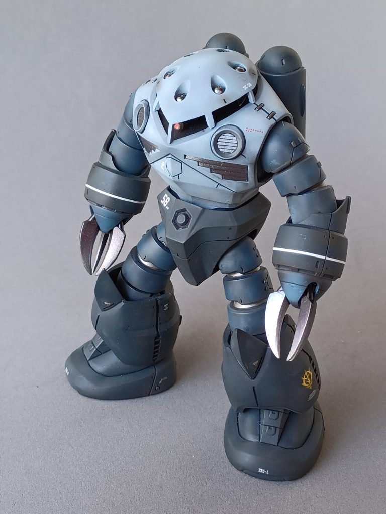 塗装はレシピ無視の脳内記憶色。クロー、関節、頭部ミサイル、ダクトは設定を全く無視して金属感あるカラーリングにしました。なお、半ツヤのトップコートをしたのですが、ベロウズリムは2回マッシロシロスケに。😅3回目は溶剤でかなり薄めて塗りましたが、すっかりトップコート恐怖症になりました。