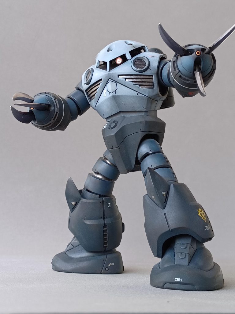 今回は合わせ目消しや、ヒケ処理など基本工作に加え、デティールが寂しかったので、MGとRGなどを参考にしてデティールを追加しました。また最大の改造ポイントはモノアイの可動化です。