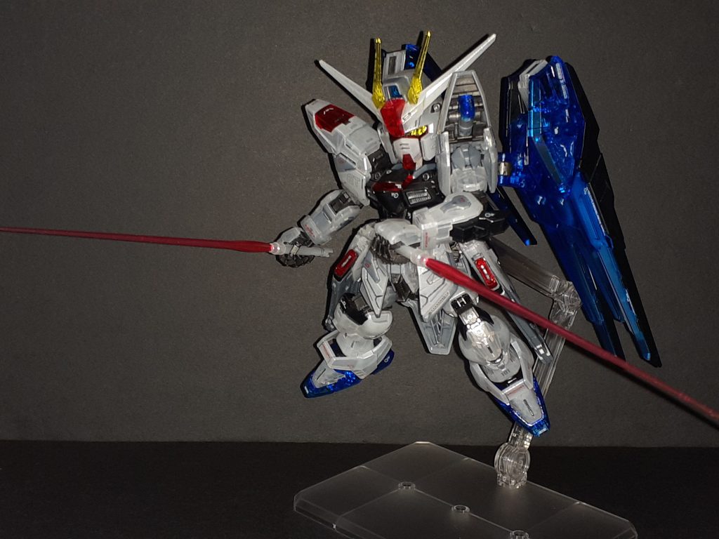 SDなのでHGサイズのビームサーベルでも十分長く見えます