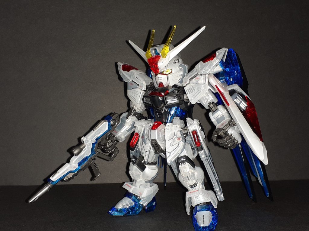 長いガンプラ歴で初のガンダムマーカー以外での塗装+トップコート使用キットです。白いパーツのみあまりにスケスケなのでランナーでのスプレー塗装、最後に光沢トップコートですがどちらも初挑戦なので加減が分からず箇所によって濃かったり薄かったりします。