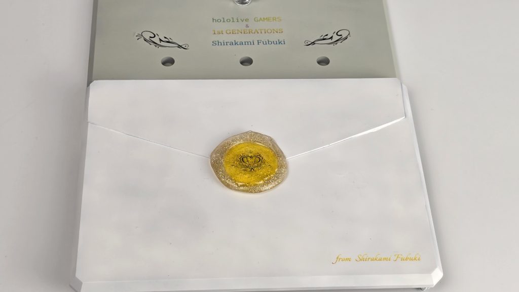 台座も、フブキングダムからの招待状をイメージしました👑🦊✉️