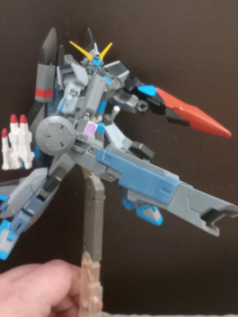 これを扱えるようにするために、いくつか改造する必要がありました。ハンドルを上部に移動し、アームの後ろに差し込めるペグを作りました。これにより頑丈になり、大砲が伸びているときでも大砲を持ち上げるのに問題はありません。