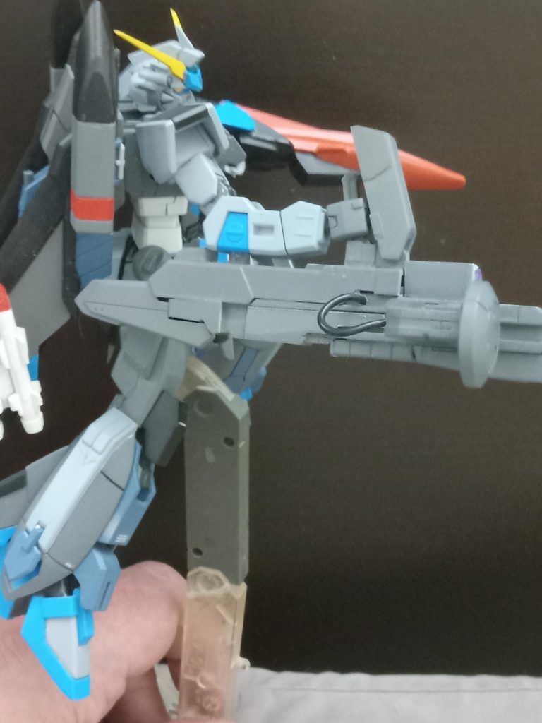 見た目が良いと思ったので、側面に小さなワイヤーを追加しました。センサーには、地元の100円ショップで購入したプラスチックの宝石を使用しました。見た目を良くするために、切り取って削りました。