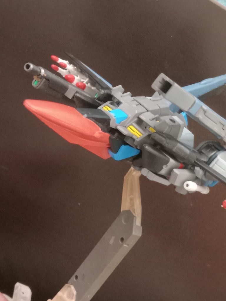 3mm の穴を介して左脚の後部に取り付けられています。次に、ペグ対ペグ コネクタを使用して取り付けます。