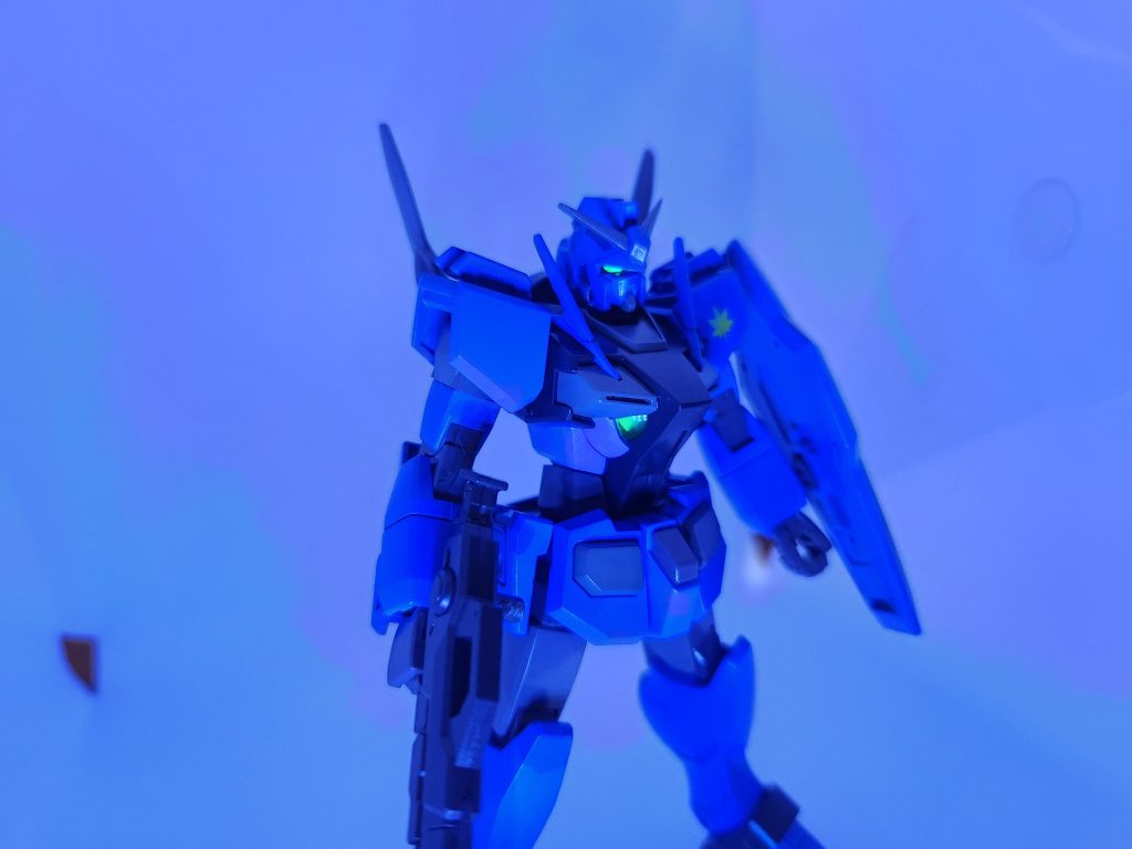 カメラアイ、正面ドライヴ部、背中スラスター等は蛍光塗料を使ったのでブラックライトで光らせられますー