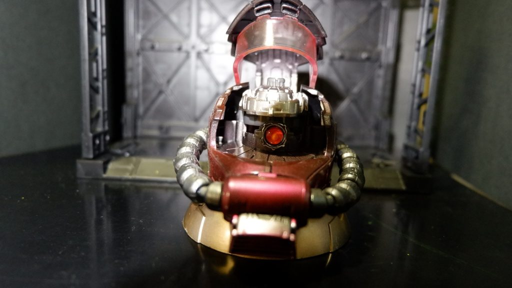 フロントガラス？をクリアレッドでエアブラシしていますのでうっすらピンク。(zaku-kao2)