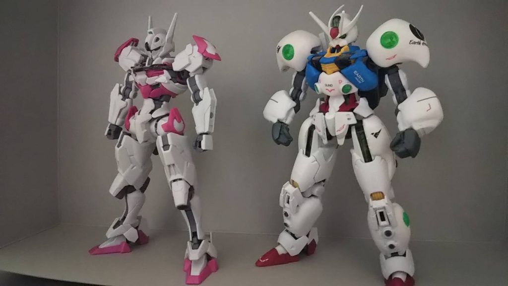 比較本機のベースとなったエアリアルの原型、ルブリスとの比較。兵器っぽさが薄まりましたが、大きい手や肩などに力強さがあって気に入っています。胴体中央の「GUND」はガンダムデカールの商品名表記部分を使用しています。