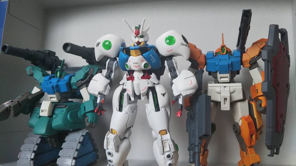 アスティカシア学園に搬入されたアステリズム。試験運用を行うため、模擬戦に向けた簡易武装化を図ることとなった。武装は主に開発に関わった旧シン・セー開発公社、ジェターク社、グラスレー社、ラングランズ社などの物が使用します。アステリズムは宇宙環境観測用MSであるため、ユニバーサル仕様のアタッチメントを採用しています。そのため様々な企業の武装・道具が使用できます。意志拡張AIとGUNDフォーマットのハイブリットであるため、独自のシェルユニットを採用しています。手首パーツは完成後に大きい物に交換したので、一部写真で大きさが違います。ごめんなさい!!!