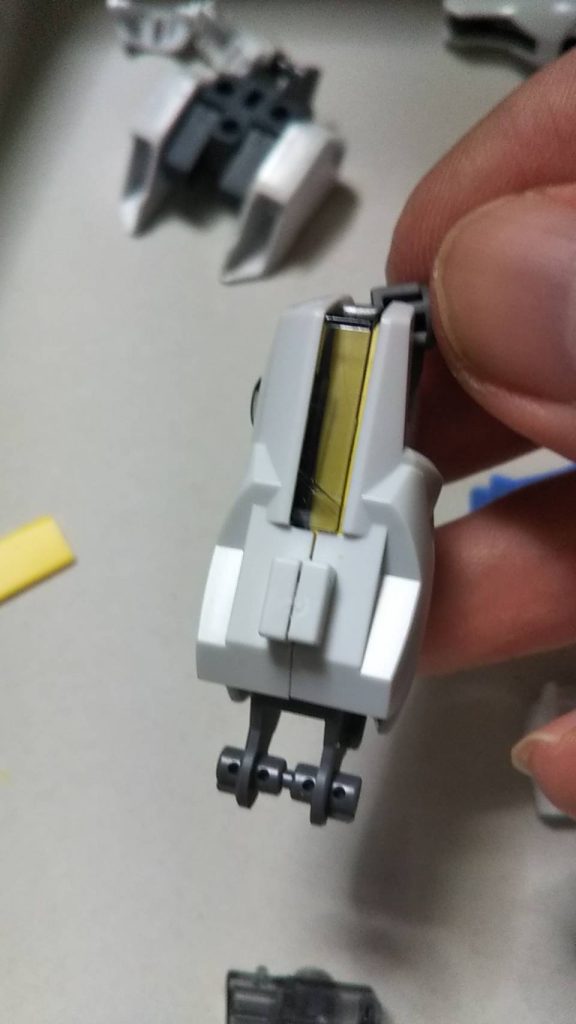 独自のシェルユニット独自のシェルユニットを再現するため、太もも部分にランナータグを加工して挿入しています。シェルユニット部分のデカールはアシタのデカール 1/100 GM ラインデカール No.13「デュアルライン」ビビットグリーン＆ネオングリーン[MYK DESIGN]です。それ以外の部分のデカールはBANDAI SPIRITSから発売中のガンダムデカールNo.133 機動戦士ガンダム 水星の魔女汎用1を使用しております。