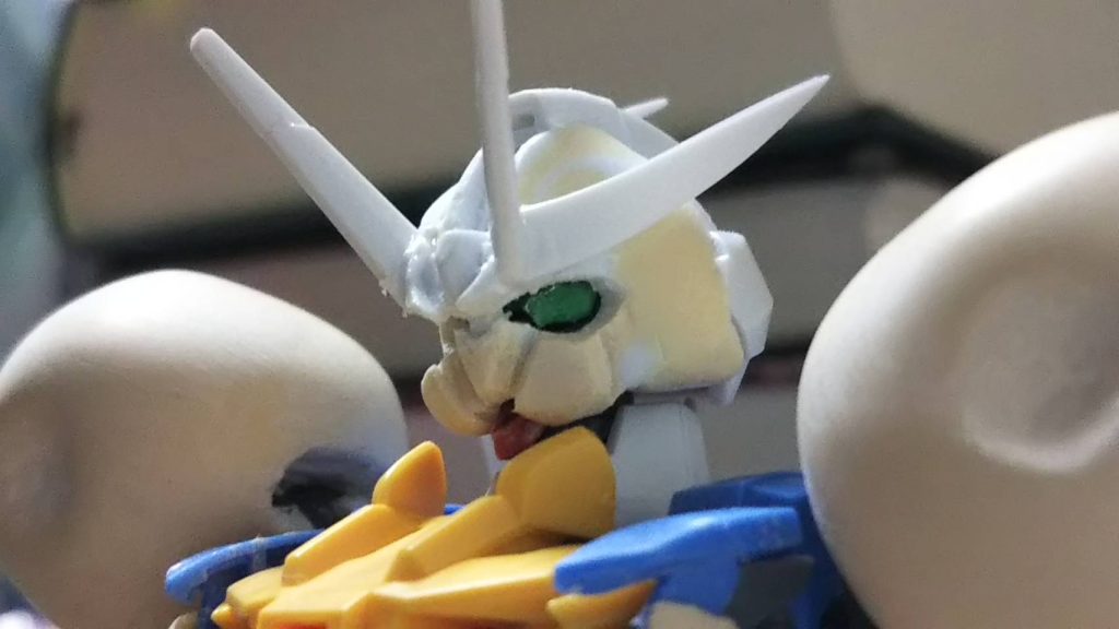 エアリアル系列機の顔初めてパテを使いました。慣れないなりに可愛さとカッコよさが同居するエアリアル系の雰囲気を表現できたのではないかと思います。アンテナはジャンク品として購入した∀ガンダムの物を加工して使用しています。カメラアイ部分は緑色のランナーを切り取って貼り付けています。