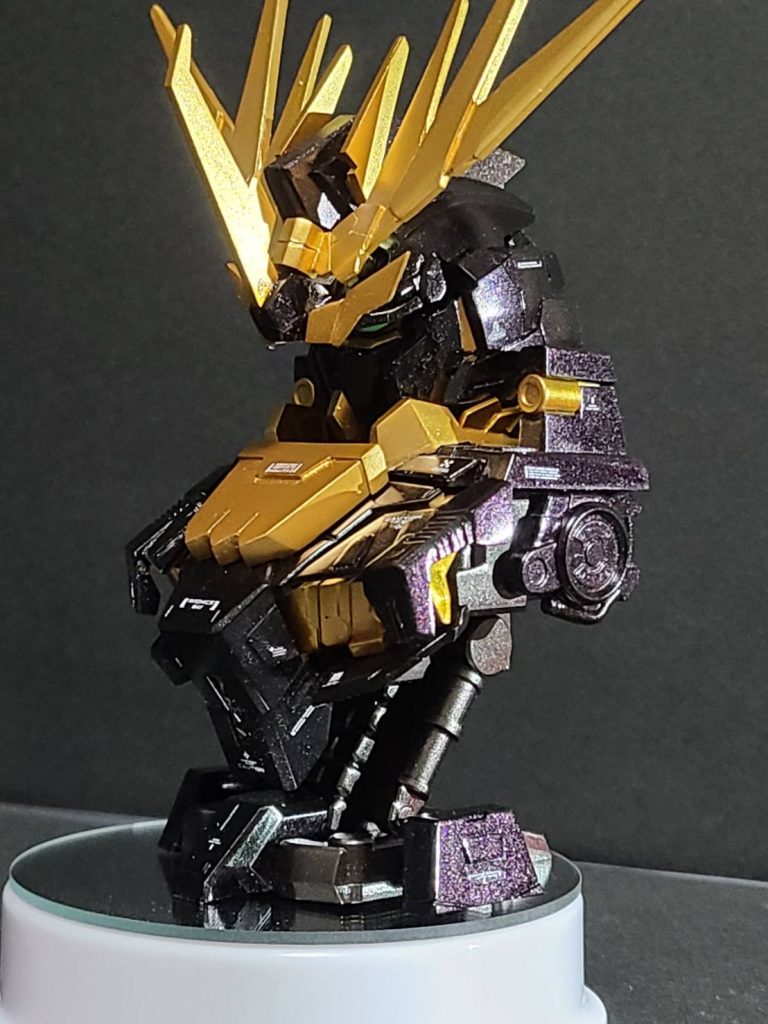 塗装はアルティメットブラックの上にセリアのネイル用ラメみたいなのをスーパークリアに混ぜて吹いてる