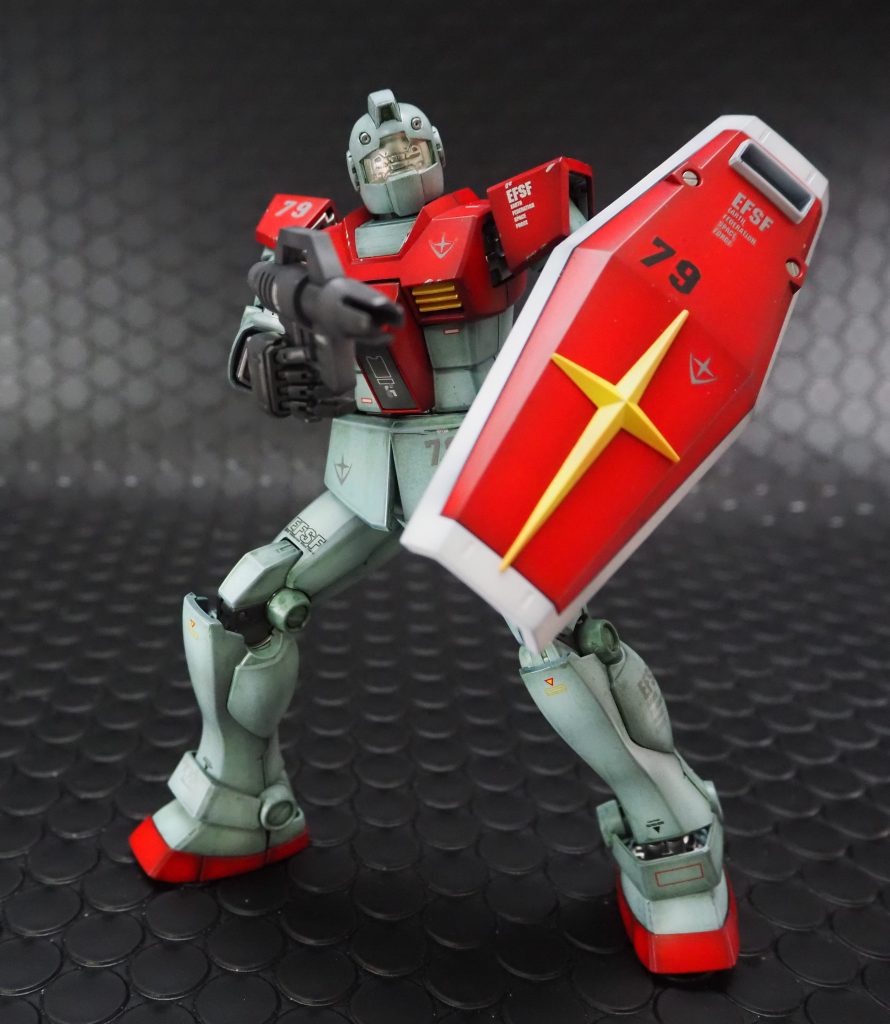 サーベルに関しては二本付属していますし、バックパックのラックも左右あるのでガンダムの様な二本差し(隊長機)にも出来ます。