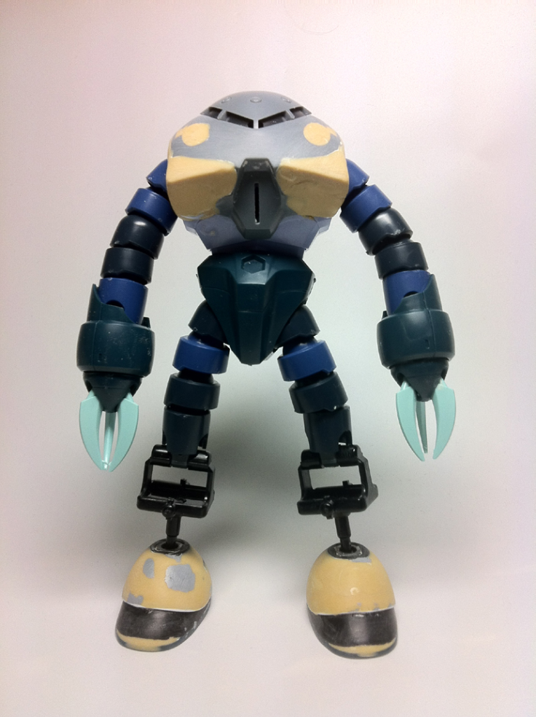 製作はかなり試行錯誤の連続となりました。当初は腕は全てズゴックのパーツを使用しているため、同じ太さでダラリと長くなっており、感じが出ていません。