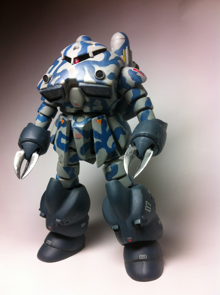 胴体はズゴックの胴にズゴックＥの胴を被せ。足首はマジンガーＺ。スネはＭＧザクにパテの盛り削りで基本形を出しました。