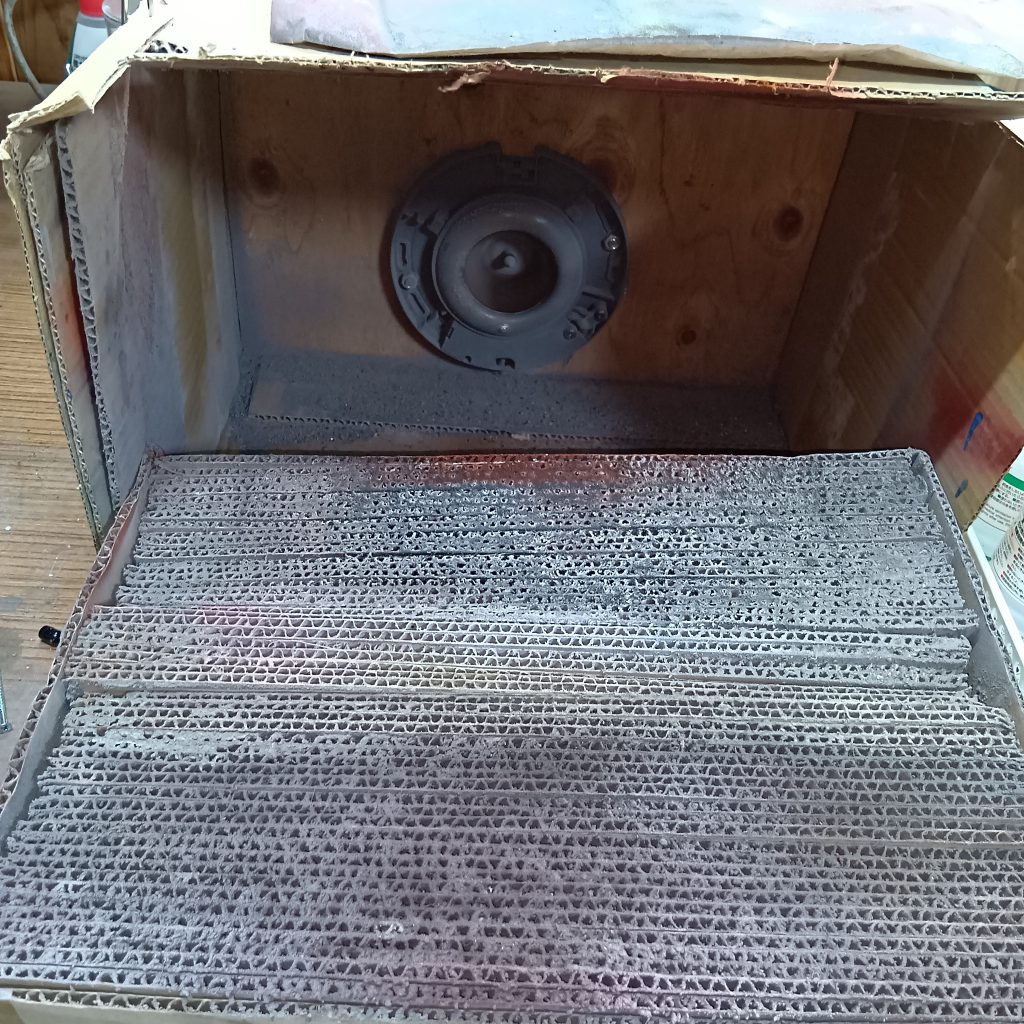 段ボールと解体現場で拾ってきた換気扇で制作してます。