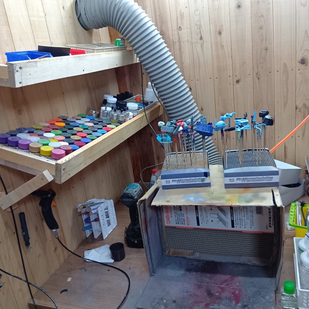 塗装ブースの周りに並べていただけの塗料を、年末に作った塗料棚に片付け。こんな事してるから、ジオラマまで手が回りませんでした💦