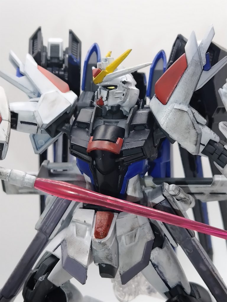 全体的にウェザリングを施しつつ関節以外のパーツを全塗装で組み上げています｡またカメラアイも本来のライトブルーではなくフリーダムガンダム同様の黄色に変更しています｡