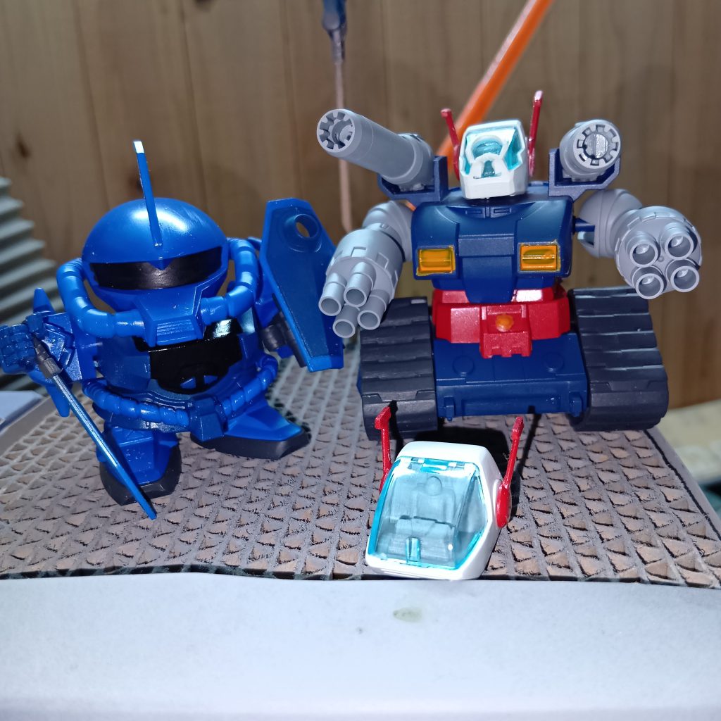 元々ついていたSDガンタンクの頭ではなく、HGUCの頭にランナーを切り貼りして顔を加工。ガンタンクの胸の黄色、凄く塗りにくい!何回か重ね塗りしたのですが、黄色って本当に塗りにくいです💦皆さん、黄色を塗る際の下地はどうされているんでしょうか?