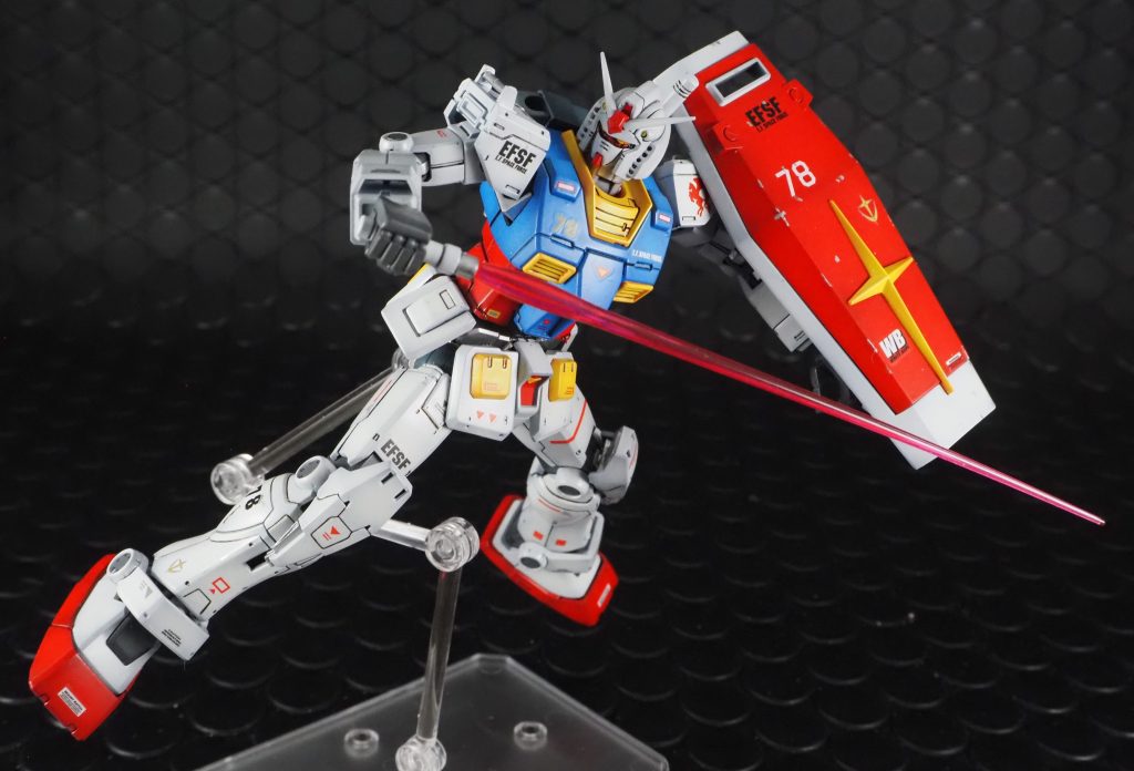 振り向きざまに切り込むガンダム!