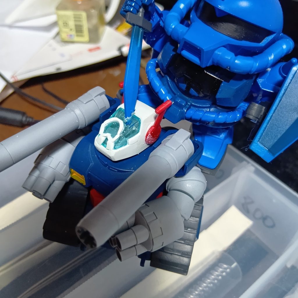 サーベルの色を塗り忘れていますが、とりあえずガンタンクの頭に刺さってます💨